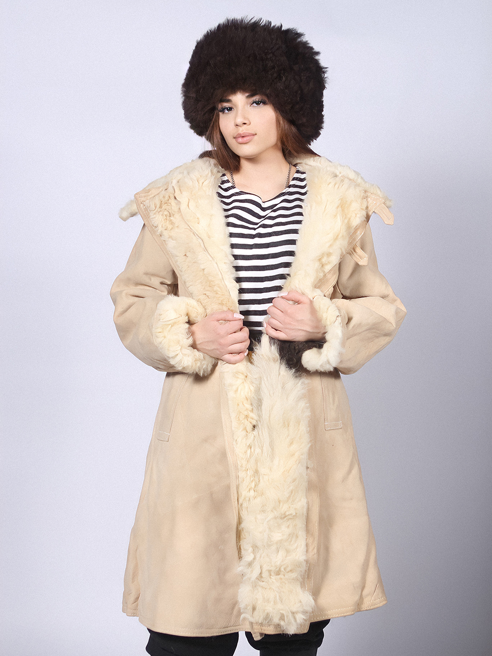 Армейский меховой полушубок (бекеша) из нагольной овчины белого цвета со светлым мехом